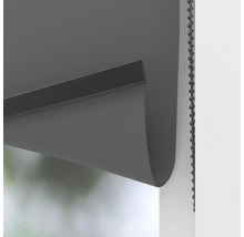 Prim-plan cu o rolă gri cu lanț pentru decorarea ferestrelor