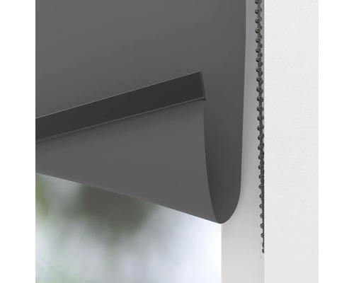 Prim-plan cu o rolă gri cu lanț pentru decorarea ferestrelor