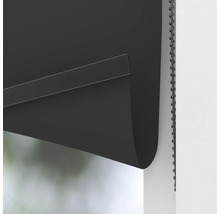 Imagine detaliată cu o rolă neagră cu mecanism de lanț pentru întunecarea ferestrelor.