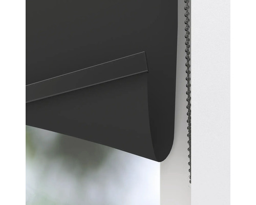 Imagine detaliată cu o rolă neagră cu mecanism de lanț pentru întunecarea ferestrelor.