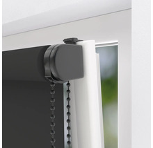 Prim-plan cu o rulou neagră pe o fereastră cu acționare cu lanț