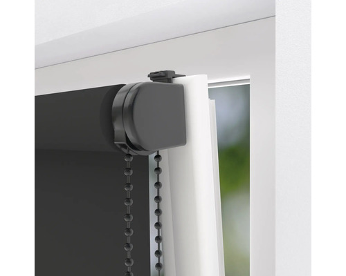 Prim-plan cu o rulou neagră pe o fereastră cu acționare cu lanț