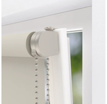 Prim-plan cu o jaluzea albă de fereastră cu lanț de tragere