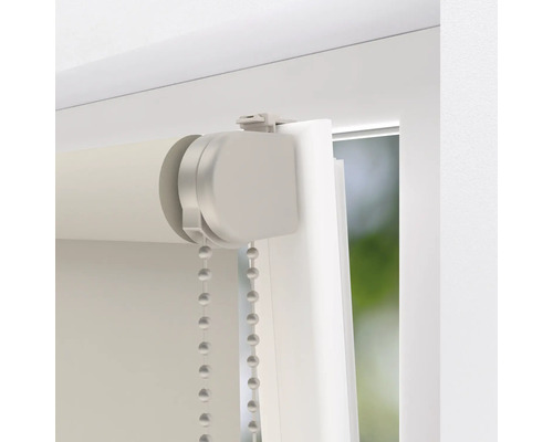 Prim-plan cu o jaluzea albă de fereastră cu lanț de tragere