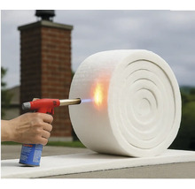 O rolă de vată minerală este încălzită cu un arzător cu gaz.