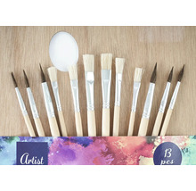 Un set de treisprezece pensule de artist cu mânere de lemn și diferite forme de pensule.