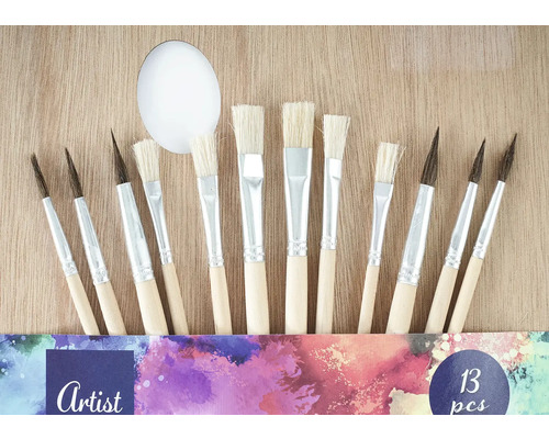 Un set de treisprezece pensule de artist cu mânere de lemn și diferite forme de pensule.