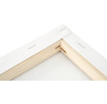 Prim-plan cu un colț de pânză de pictură cu cadru din lemn și pânză