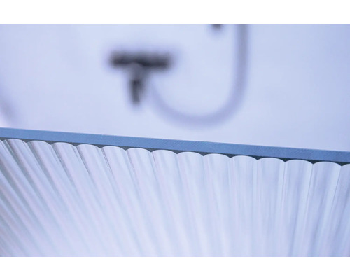 Prim-plan cu o cabină de duș cu sticlă ondulată