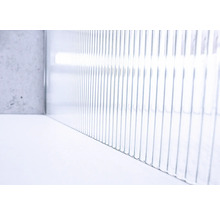 Structură de sticlă transparentă în interior, cu design minimalist