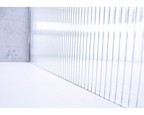 Fațadă luminoasă din sticlă clară în interior