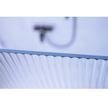 Imagine detaliată a unei cabine de duș din sticlă cu model ondulat