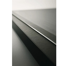 Prim-plan cu un element de faianță neagră cu inserție metalică