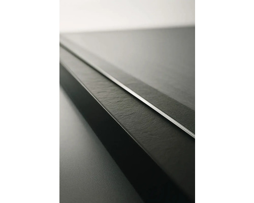 Prim-plan cu un element de faianță neagră cu inserție metalică