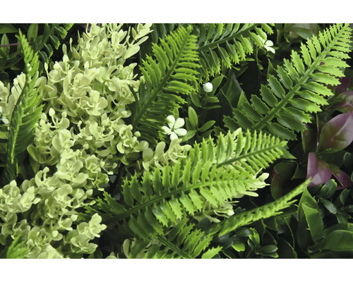 Perete vegetal artificial cu ferigă și flori