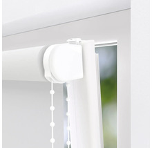 Imagine detaliată cu o rolă albă cu mecanism cu lanț la fereastră