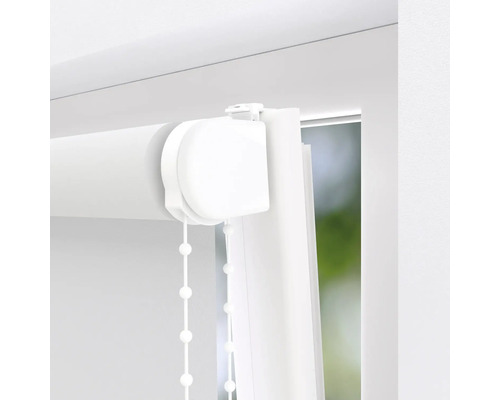 Imagine detaliată cu o rolă albă cu mecanism cu lanț la fereastră