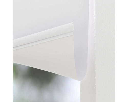 Detaliu jaluzea albă de fereastră