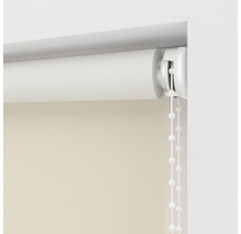 Detaliu al unei rolete albe cu lanț de mărgele la o fereastră