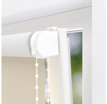 Prim-plan cu o rulou cu lanț la fereastră.