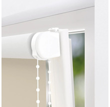 Imagine detaliată cu o rolă albă cu lanț la o fereastră