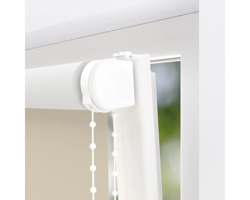 Imagine detaliată cu o rolă albă cu lanț la o fereastră