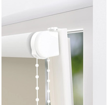 Detaliu al unei jaluzele rulou albe pe o fereastră