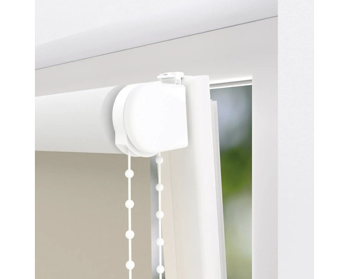 Detaliu al unei jaluzele rulou albe pe o fereastră