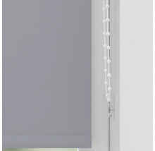 Rulou gri cu lanț de operare pe fereastră