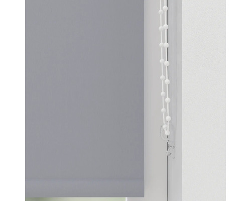 Rulou gri cu lanț de operare pe fereastră