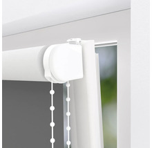 Vizualizare detaliată a unei rulouri albe cu lanț la fereastră