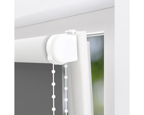 Vizualizare detaliată a unei rulouri albe cu lanț la fereastră