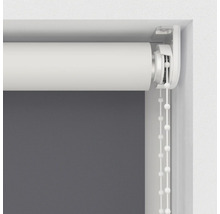 Prim-plan cu o rolă albă cu lanț la fereastră