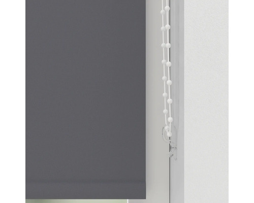 Rulou gri cu lanț de operare la fereastră