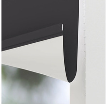 Prim-plan cu o rulou la fereastră