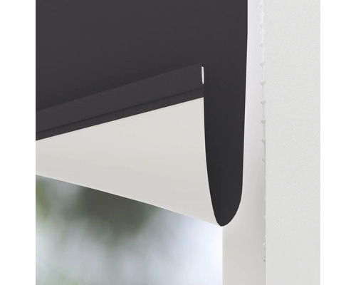 Prim-plan cu o rulou la fereastră