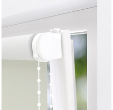 Imagine detaliată a unei rulouri albe cu lanț de tragere într-o ramă de fereastră.