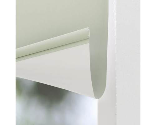 Imagine detaliată a unei role la fereastră