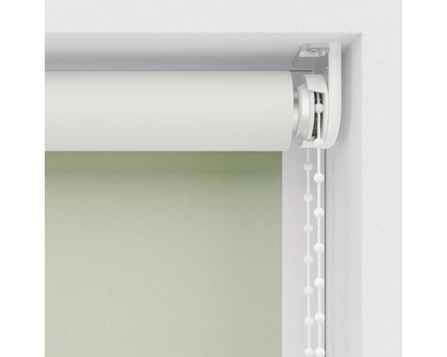 Rulou verde cu lanț la fereastră