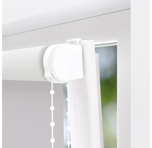 Imagine detaliată a unei jaluzele rulou albe cu lanț de tragere la fereastră