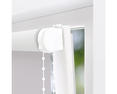 Imagine detaliată a unei jaluzele rulou albe cu lanț de tragere la fereastră