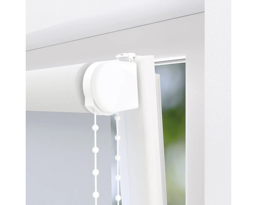 Detaliu jaluzea rulou albă la fereastră