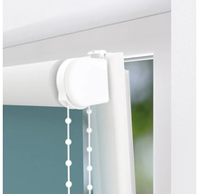 Prim-plan cu o rolă albă cu lanț de tragere la fereastră.