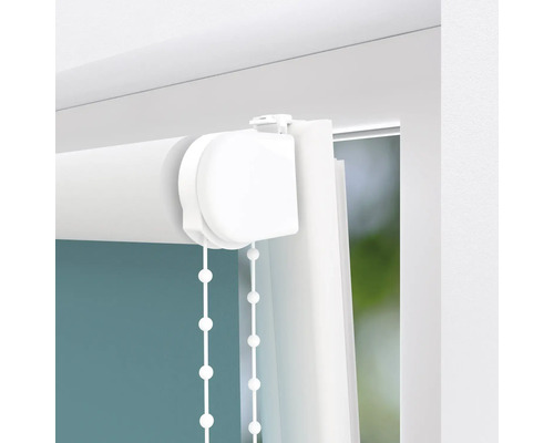 Prim-plan cu o rolă albă cu lanț de tragere la fereastră.