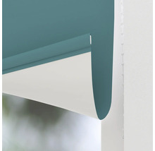 Rulou opacă rulată, pe jumătate derulată, la fereastră