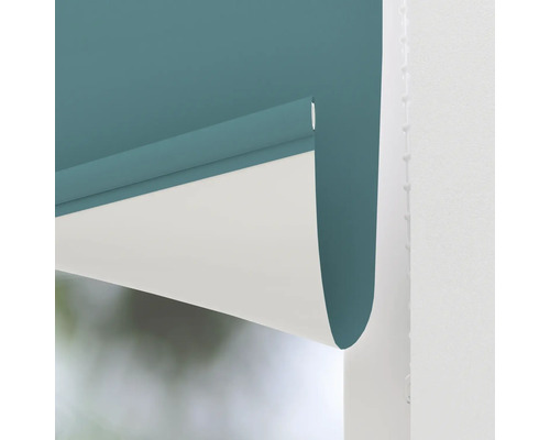 Rulou opacă rulată, pe jumătate derulată, la fereastră