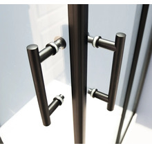 Prim-plan cu mânerele ușii unei cabine de duș