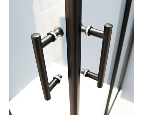 Prim-plan cu mânerele ușii unei cabine de duș