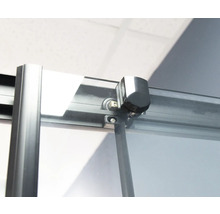 Detaliu cabină de duș cu ușă glisantă și feronerie