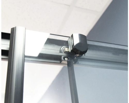 Detaliu cabină de duș cu ușă glisantă și feronerie